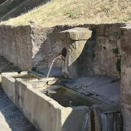 Un Petit Coin De France : A Cote De La Cite Medievale *