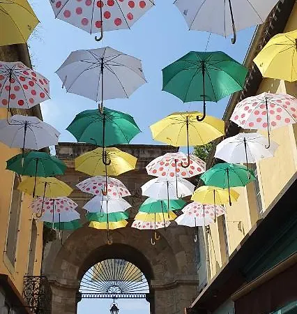 Un Petit Coin De France : A Cote De La Cite Medievale