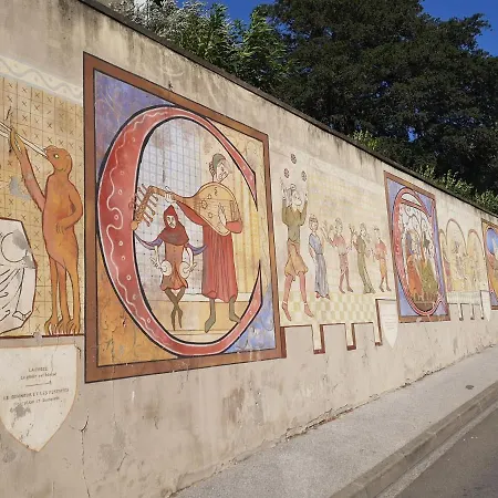 Un Petit Coin De France : A Cote De La Cite Medievale