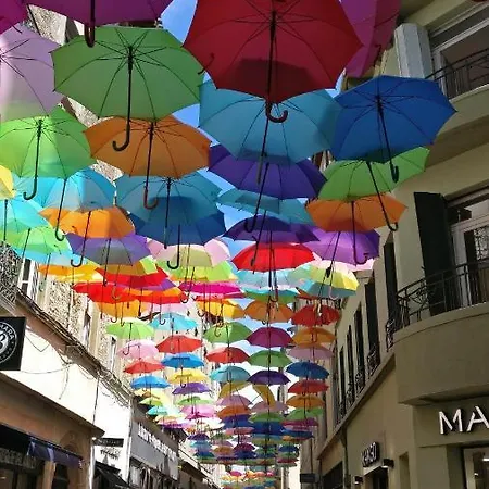 Un Petit Coin De France : A Cote De La Cite Medievale *