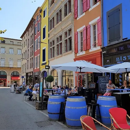 Un Petit Coin De France : A Cote De La Cite Medievale
