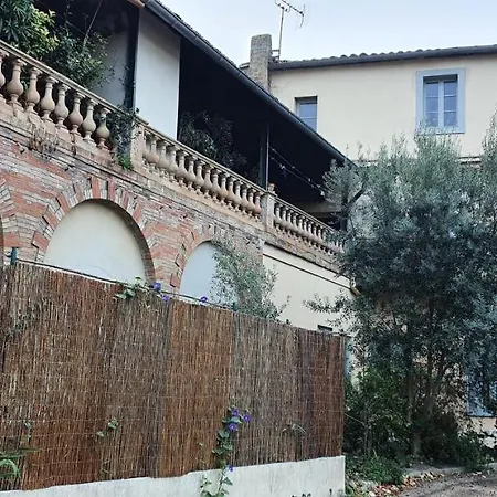 Un Petit Coin De France : A Cote De La Cite Medievale *