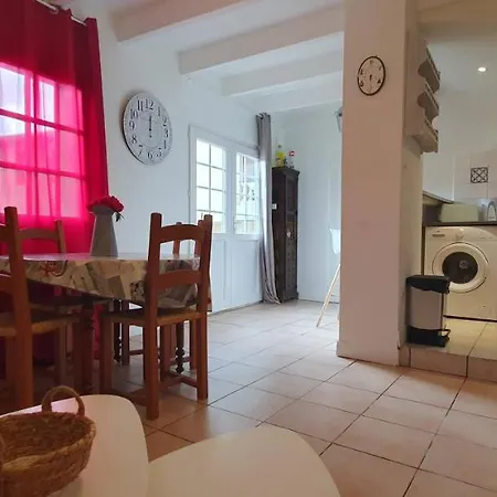 Un Petit Coin De France : A Cote De La Cite Medievale Apartment