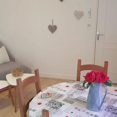 Un Petit Coin De France : A Cote De La Cite Medievale *