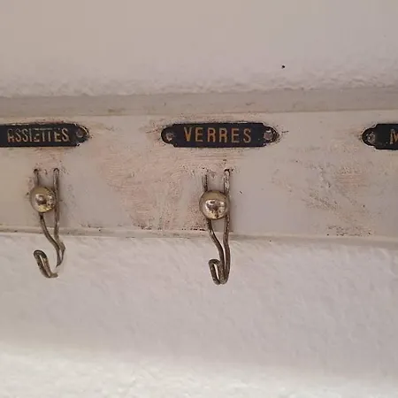 Un Petit Coin De France : A Cote De La Cite Medievale *